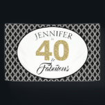 Gold Glitter 40 en Fabulous Custom 40th Birthday Spandoek<br><div class="desc">Elegant 40 en geweldige gepersonaliseerde 40e verjaardagsbanner, de woorden 40 en sassy zijn in faux gouden glitter en zwart. De achtergrond is een zwart-wit geometrisch patroon. Ideaal voor je 40ste verjaardag. U kunt deze banner met jouw naam gemakkelijk aanpassen. Neem contact met ons op via onze winkel als je hulp...</div>