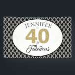 Gold Glitter 40 en Fabulous Custom 40th Birthday Spandoek<br><div class="desc">Elegant 40 en geweldige gepersonaliseerde 40e verjaardagsbanner, de woorden 40 en sassy zijn in faux gouden glitter en zwart. De achtergrond is een zwart-wit geometrisch patroon. Ideaal voor je 40ste verjaardag. U kunt deze banner met jouw naam gemakkelijk aanpassen. Neem contact met ons op via onze winkel als je hulp...</div>