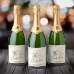 Gold Glitter 50th Birthday Party Sparkling Wijnetiket<br><div class="desc">Vier uw vijftigste verjaardag in stijl met deze aangepaste wijnlabels. "50 & Fabulous" is geschreven in een elegant script tegen een gouden achtergrond,  met gouden faux glitter druppelen van de bovenkant. Personaliseer met jouw naam en feestdatum.</div>