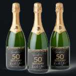 Gold Glitter 50th Birthday - persoonlijk Sparkling Wijnetiket<br><div class="desc">Faux goudglitter met scherpende confetti hoogtepunten op de boven- en ondergrens. Alle tekst kan worden aangepast en kan eenvoudig worden gewijzigd voor uw eigen wensen. Geweldig elegante sjabloon voor de 50ste verjaardag.</div>
