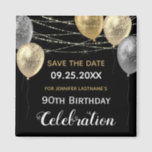 Gold Glitter-ballonnen 90th Birthday Save the Date Magneet<br><div class="desc">Elegant stroomlijner confetti markeert de bovenste rand. Faux glitter Gold en zilveren ballonnen. Alle tekst kan worden aangepast en kan eenvoudig worden gewijzigd voor uw eigen wensen. Geweldig elegant om het ontwerp van de sjabloon voor de verjaardagsfeestdag op te slaan. Sla de datumherinnering op in de koelkast.</div>