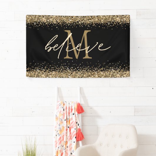 Gold Glitter Believe Script Monogram Initiaal zwar Spandoek (Insitu)