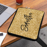 Gold Glitter Black Brush Script Laptop Sleeve<br><div class="desc">Creëer uw eigen fax luxe  goudglitter met naam of monogram. Pas de stijl en grootte van het lettertype van het zwarte kleurenborstelscript aan. Beweeg,  dupliceer of verwijder de faux sparkle grafisch.</div>