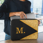Gold Glitter Black Monogram Laptop Sleeve<br><div class="desc">Voeg een vleugje luxe en elegantie toe aan uw technische accessoires met onze Gold Glitter Black Monogram Laptophoes. Dit sleeve is ontworpen voor stijl en bescherming en zorgt ervoor dat uw laptop veilig blijft terwijl u een gewaagde uitspraak doet. Beschikt over een strakke zwarte achtergrond versierd met een glinsterende gouden...</div>