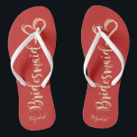 Gold Glitter Bridesmaid, hart, rood - op maat gema Teenslippers<br><div class="desc">Kute goudbruidsbruidsmeisje en hart op rode achtergrond met jouw naam. Selecteer de kostumeknop om de lettertypestijl,  kleur en grootte te wijzigen. Elk meisje zou graag een elegant en stijlvol ontwerp hebben.</div>