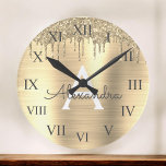 Gold Glitter Brushed Metal Monogram Name Grote Klok<br><div class="desc">Gold Faux Folie Metallic Sparkle Glitter Borhed Metal Monogram Name and Initiaal Luxury Wall Clock. Dit maakt de perfecte liefhebbende 16 verjaardag,  bruiloft,  vrijgezellenfeest,  verjaardagsdag,  baby shower of vrijgezellenfeest voor iemand die van luxe glam en stijl houdt.</div>