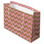 Gold Glitter Chevron Pattern op Roze Large Cadeautasje (Achterkant Gekanteld)