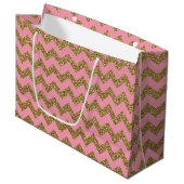 Gold Glitter Chevron Pattern op Roze Large Cadeautasje (Voorkant Gekanteld)