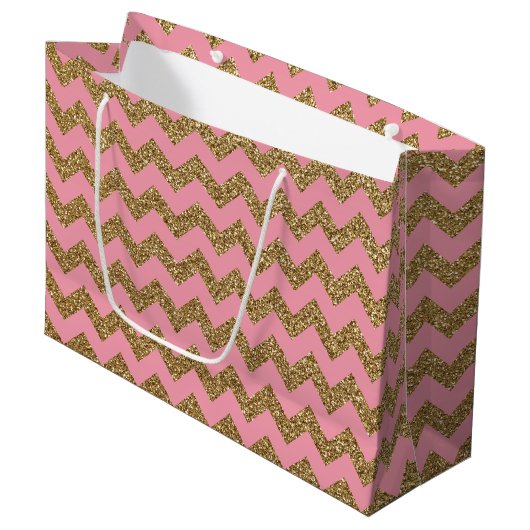 Gold Glitter Chevron Pattern op Roze Large Cadeautasje (Voorkant Gekanteld)