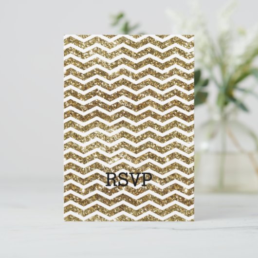 Gold Glitter Effect Elegant Chevron Zig-Zag RSVP Kaartje (Staand voorkant)