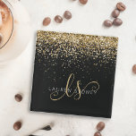 Gold Glitter Glam Monogram Naam Glazen Onderzetter<br><div class="desc">Glam Gold Glitter Elegant Monogram Glazen Onderzetter. Pas dit trendy onderzetter van glasscherven eenvoudig aan met elegant goudmousserend glitter op een zwarte achtergrond. Het ontwerp kenmerkt uw handgeschreven manuscriptmonogram met  cirkels en jouw naam.</div>