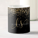 Gold Glitter Glam Monogram Naam Koffiemok<br><div class="desc">Glam Gold Glitter Elegant Monogram Coffee Mok. Maak dit trendy ontwerp van de draaiende kerkontwerper met elegante gouden mousserende glitter op een zwarte achtergrond eenvoudig aan te passen. Het ontwerp kenmerkt uw handgeschreven manuscriptmonogram met  draden en naam.</div>