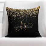 Gold Glitter Glam Monogram Naam Kussen<br><div class="desc">Glam Gold Glitter Elegant Monogram Sierkussen. Pas dit trendy kussen eenvoudig aan met een elegant gouden mousserend glitter op een zwarte achtergrond. Het ontwerp kenmerkt uw handgeschreven manuscriptmonogram met  cirkels en jouw naam.</div>