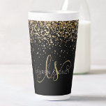 Gold Glitter Glam Monogram Naam Latte Mok<br><div class="desc">Glam Gold Glitter Elegant Monogram Latte Mok. Pas dit trendy chic latte mok-ontwerp met elegante gouden mousserende glitter op een zwarte achtergrond eenvoudig aan. Het ontwerp kenmerkt uw handgeschreven manuscriptmonogram met  cirkels en jouw naam.</div>