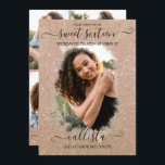 Gold Glitter Halo Photo Collage Sweet 16 Kaart<br><div class="desc">Deze en meisjes zoete fotocollage-uitnodiging voor zestien verjaardagsfeestjes is perfect voor het trendy en stijlvolle meisje. Het is voorzien van een faux gedrukte, dunne gouden glitter-penseelhalo boven op een grote eigenschapfoto en elegante handgeschreven cursieve scripttypografie. Op de achterzijde staan vier meer aanpasbare afbeeldingen en de partijdetails met een volledig naammonogram...</div>