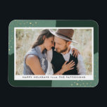 Gold Glitter | Holiday Photo Magnet Magneet<br><div class="desc">Viel de feestdagen met je geliefden,  dichtbij of ver,  door hun een aangepast vakantiefotomagneet te geven. De magneet is voorzien van een lichtgroene waterverf met een donkergroene achtergrond,  een faux gouden folie confetti en placeholders voor uw foto en tekst.</div>