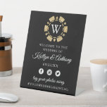 Gold Glitter Monogram Poker Chip Casino Wedding Reclamebord Met Voetstuk<br><div class="desc">Viel in stijl met dit moderne en zeer trendy trouwwelkomstteken. Dit ontwerp is gemakkelijk te personaliseren met uw speciale gebeurtenisformulering en uw gasten zullen enthousiast zijn wanneer zij dit geweldige teken zien. Overeenkomende objecten zijn te vinden in het collectie.</div>