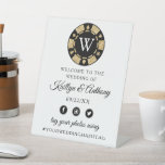 Gold Glitter Monogram Poker Chip Casino Wedding Reclamebord Met Voetstuk<br><div class="desc">Viel in stijl met dit moderne en zeer trendy trouwwelkomstteken. Dit ontwerp is gemakkelijk te personaliseren met uw speciale gebeurtenisformulering en uw gasten zullen enthousiast zijn wanneer zij dit geweldige teken zien. Overeenkomende objecten zijn te vinden in het collectie.</div>