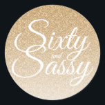 Gold Glitter Ombre 60 en Sassy 60th Birthday Ronde Sticker<br><div class="desc">Vier het draaien van 60 in stijl met dit chique 60ste verjaardagsontwerp op een gouden glitter ombre achtergrond. De woorden 60 en sassy zijn gezet met behulp van elegant schrift. Als u hulp of bijpassende producten nodig hebt, neem dan contact met ons op via onze winkel. We helpen je graag...</div>