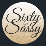 Gold Glitter Ombre 60 en Sassy 60th Birthday Ronde Sticker<br><div class="desc">Vier het veranderen van 60 in stijl met dit moderne 60ste verjaardagsontwerp op een gouden glitter ombre achtergrond, deze chique 60ste verjaardagsklassieker ronde stickers zijn ideaal voor het creëren van een fantastische 60ste verjaardagsviering. De woorden zestig en sassy zijn ingesteld met behulp van modern script. Als u hulp of bijpassende...</div>