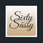 Gold Glitter Ombre 60 en Sassy 60th Birthday Servet<br><div class="desc">Vier het draaien van 60 in stijl met dit moderne 60e verjaardag ontwerp op een gouden glitter ombre achtergrond, deze luxe 60e verjaardag papieren servetten zijn perfect voor het creëren van een fantastische 60e verjaardag viering. De woorden sixty en sassy zijn ingesteld met behulp van modern script. Als u hulp...</div>