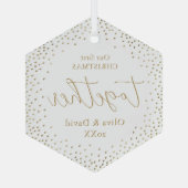 Gold Glitter Ons eerste kerstcadeauscript Glas Ornament (Achterkant)