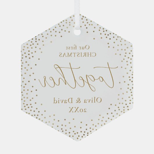 Gold Glitter Ons eerste kerstcadeauscript Glas Ornament (Achterkant)