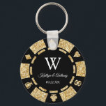 Gold Glitter Poker Chip Casino Wedding Party Favor Sleutelhanger<br><div class="desc">Viel in stijl met deze trendy pokerchip sleutelhangers. Het ontwerp is gemakkelijk te personaliseren met je eigen formulering en je familie en vrienden zullen enthousiast zijn als ze deze geweldige partijvoorkeur krijgen.</div>