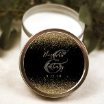Gold Glitter Script Black Wedding Ronde Sticker<br><div class="desc">Deze stijlvolle moderne sticker heeft een faux gold glitter design aan de boven- en onderkant. Pas de goudkleurige tekst eenvoudig aan op een zwarte achtergrond,  met de namen van de bruid en bruidegom in handschriftkalligrafie over een grote ampersand.</div>
