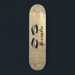 Gold Glitter Sparkle Eyelashes Monogram Naam Persoonlijk Skateboard<br><div class="desc">Goud Faux Folie Metallic Sparkle Glitter Borhed Metal Monogram Name and Initiaal Eyelashes (Lashes),  Eyelash Extensions and Eyes Skateboard. Dit maakt het perfecte mooie cadeau van 16 jaar,  bruiloft,  vrijgezellenfeest,  verjaardagsdag,  baby shower of vrijgezellenfeest voor iemand die haar kamer in een trendy coole stijl versiert.</div>