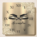 Gold Glitter Sparkle Eyelashes Monogram Naam Vierkante Klok<br><div class="desc">Gold Faux Foil Metallic Sparkle Glitter Brushed Metal Monogram Name and Initiaal Eyelashes (Lashes),  Eyelash Extensions en Eyes schattige muurklok. Het ontwerp maakt het perfecte mooie cadeau van 16 jaar,  bruiloft,  vrijgezellenfeest,  verjaardag,  baby shower of vrijgezellenfeest voor iemand die op zoek is naar een trendy coole stijl.</div>