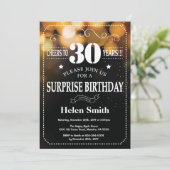 Gold Glitter Surprise 30e verjaardag Uitnodiging (Staand voorkant)