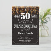 Gold Glitter Surprise 50e verjaardag Uitnodiging (Staand voorkant)