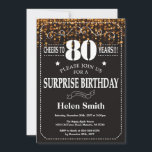 Gold Glitter Surprise 80ste verjaardag Uitnodiging<br><div class="desc">Gouden Glitter Surprise 80ste verjaardag uitnodiging. Witte typografie. Zwart-wit schoolbord achtergrond. Verjaardag voor volwassenen. Verjaardag van Mannen of vrouwen. Kinder jongen of meisje dame tiener Bday Nodig uit. 13e 15e 16e 18e 20e 21e 30e 40e 50e 60e 70e 80e 90e 100e. Elke leeftijd. Voor verdere aanpassing klikt u op de...</div>