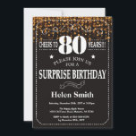Gold Glitter Surprise 80th Birthday Invitation Kaart<br><div class="desc">Gold Glitter Surprise 80th Birthday Invitation. Witte Typografie. Achtergrond zwart-wit karton. Volwassen verjaardag. Mannelijke Mannen of vrouwen: Birthday. Kinder jongen of meisje Lady Teen Teenage Bday Invite. 13e 15e 16e 18e 21e 30e 40e 50e 60e 70e 80e 90e 100e. Elke leeftijd. Voor verdere aanpassing, te klikken gelieve de knoop "van...</div>