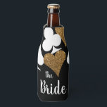 Gold Glitter Vegas Bride Custom Bottle Cooler<br><div class="desc">Geef die lange hals een volledig gepersonaliseerde "Bride" koelbox met een spreiding van kaartpakken in glitzy gold glitter en zwart met gepersonaliseerde tekst voor de naam van de bruid. Verzamel de meisjes om de bruid te vieren om bij een weekend te zijn in het gelukkige Las Vegas of gewoon een...</div>