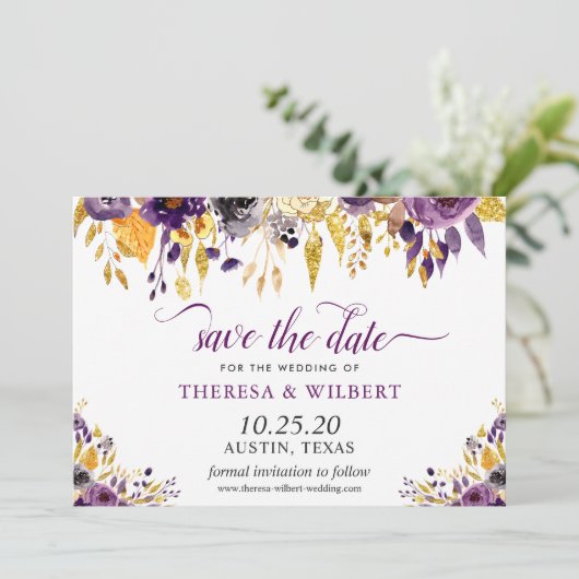Gold Glitters Paarse Floral Wedding Save the Date (Staand voorkant)