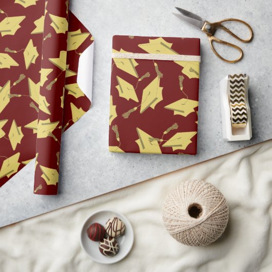 Gold Graduation Caps in de lucht op Maroon Party Cadeaupapier (Crafts)