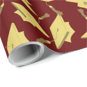 Gold Graduation Caps in de lucht op Maroon Party Cadeaupapier (Rol Hoek)