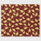 Gold Graduation Caps in de lucht op Maroon Party Cadeaupapier (Vlak)