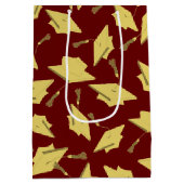 Gold Graduation Caps in de lucht op Maroon Party Medium Cadeauzakje (Achterkant)