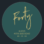 Gold & Green 40th Birthday Favor Hartelijk dank Ronde Sticker<br><div class="desc">Deze eenvoudige sticker bedankt u voor uw speciale dag. Dit ontwerp is voorzien van een modern gouden script dat "Veertig" met een groene achtergrond heeft. In mijn winkel BaraBomDesign zijn er evenveel uitnodigingen voor de 40ste verjaardag en partijbenodigdheden beschikbaar.</div>