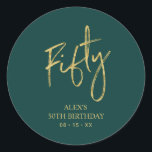 Gold & Green 50th Birthday Favor Hartelijk dank Ronde Sticker<br><div class="desc">Deze eenvoudige sticker bedankt u voor uw speciale dag. Dit ontwerp kenmerkt het moderne gouden manuscript dat " vijftig"met douanetekst op een groene achtergrond laat schrijven. In mijn winkel BaraBomDesign zijn er geschikte vijftigste verjaardagsuitnodigingen en partijbenodigdheden beschikbaar.</div>