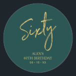 Gold & Green 60th Birthday Party Hartelijk dank Ronde Sticker<br><div class="desc">Deze eenvoudige sticker bedankt u voor uw speciale dag. Dit ontwerp kenmerkt het moderne gouden manuscript dat " Zestig"met douanetekst op een groene achtergrond laat schrijven. In mijn winkel BaraBomDesign zijn de 60ste verjaardagsuitnodigingen en partijbenodigdheden beschikbaar.</div>