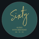 Gold & Green 60th Birthday Party Hartelijk dank Ronde Sticker<br><div class="desc">Deze eenvoudige sticker bedankt u voor uw speciale dag. Dit ontwerp kenmerkt het moderne gouden manuscript dat " Zestig"met douanetekst op een groene achtergrond laat schrijven. In mijn winkel BaraBomDesign zijn de 60ste verjaardagsuitnodigingen en partijbenodigdheden beschikbaar.</div>