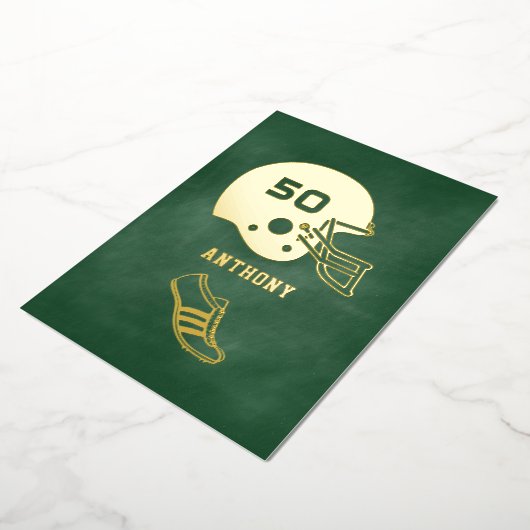 Gold & Green American Football Birthday Chalkboard Folie Uitnodiging (Gedraaid)