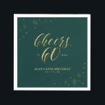 Gold & Green Modern Cheers 60th Birthday Party Servet<br><div class="desc">Deze aangepaste papieren servet voegt stijlvolle details toe aan uw speciale dag. Dit ontwerp is voorzien van een gladde grafische vormgeving en typografie "Cheers to 60 years" in een gouden foliestructuur op een groene achtergrond. Ideaal voor een modern gouden thema op 60ste verjaardagsfeestje. In mijn winkel BaraBomDesign zijn ook uitnodigingen...</div>