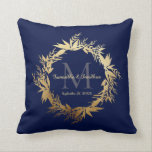 Gold Greenery Monogram Navy Blue Wedding Keepslag Kussen<br><div class="desc">Hier is een elegant, modern huwelijkskeepascadeau voor de bruid en bruid. Dit ontwerp bevat het monogram achternaam initiaal van het koppel samen met hun voornamen en trouwdatum op een blauw marineklein. Dit alles omringd door een mooie griezelige groef gemaakt van eucalyptusbladeren en -bladeren in een digitaal gecreëerde faux goudfolie. Als...</div>