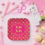 Gold Hearts | Hartomtrek XOXO op warmroze Papieren Bordje<br><div class="desc">Goudtint (faux folie) harten en hartlijnen op een roze achtergrond met "XOXO" in het midden. Pas de bovenkant en bodem met uw unieke tekst aan. Ideaal voor bruiloften,  Valentijnsdag,  verlovingen en verjaardagen. Origineel ontwerp door Holiday Hearts Design (alle gereserveerde rechten).</div>