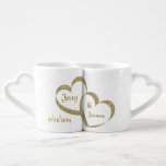 Gold Hearts Pas getrouwd Mok set<br><div class="desc">Aangepast witte keramische mok met elkaar verbinden,  met afbeeldingen van twee verstrengelde gouden glitter-blikken.  De gouden bruine tekst is klaar om zich te personaliseren met de namen van de bruid en de bruidegom en de trouwdatum.  Een liefdedig cadeauidee voor de nieuwsleed.</div>